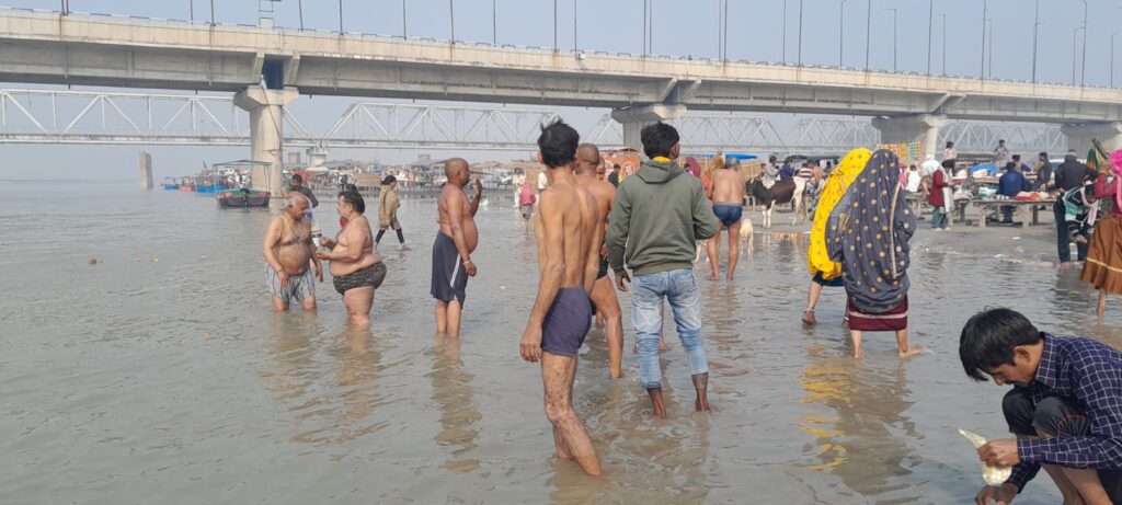 मौनी अमावस्या पर भागीरथी कछला गंगा घाट पर श्रद्धालुओं ने किया गंगा स्नान किया