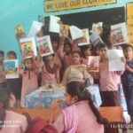 बच्चों को खंड शिक्षा अधिकारी ने बांटी प्रश्नोत्तरी पुस्तकें
