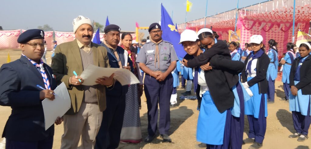 वृहद कैंपफायर के दौरान बच्चों ने सांस्कृतिक कार्यक्रमों की शानदार प्रस्तुति दी