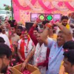बदायूं में डीएम-एसएसपी औऱ पुलिस ने कावंड़ियों पर पुष्प वर्षा की,भंडारे का प्रसाद खिलाया