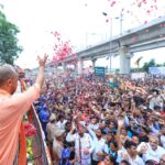 सीएम योगी ने कांवड़ियों पर की पुष्प वर्षा, शिवभक्तों की श्रद्धा का किया सम्मान