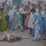 बदायूं में भाजपा महिला मोर्चा ने कांग्रेस जिलाध्यक्ष के घर पर धरना प्रदर्शन किया,नारेबाजी की