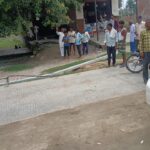 उझानी में ट्रक की टक्कर से विधुत पोल छतिग्रस्त,बिजली ठप