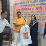 बदायूं में भाजपा विधायक महेश गुप्ता व जिलाध्यक्ष ने मंगल दलों को किया खेल किट का वितरण