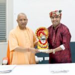मुख्यमंत्री से मिले मनौना धाम के महंत ओमेंद्र, श्री खाटू श्याम प्रतिमा सौंपी, धाम के विकास पर हुई चर्चा