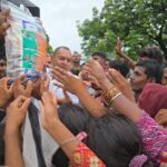 भाजपा नेता डॉ. शैलेश पाठक ने बाढ़ पीड़ितों को बांटी राहत सामग्री