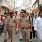त्योहारों पर पुलिस फोर्स अलर्ट मोड पर अधिकारियों ने शहर में निकाला फ्लैग मार्च