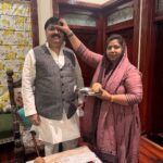 भैया दूज पर पूर्व मंत्री आबिद रजा को हिन्दू बहनों ने लगाया तिलक, दी दीर्घायु की शुभकामनाएं