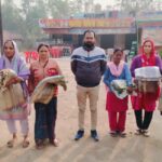 मीरगंज एसडीएम एवं तहसीलदार ने कस्बा व ग्रामीण क्षेत्रों में लेखपालों के द्वारा बटवाए कंबल।