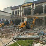 मौलाना तौकीर रज़ा के मददगार वाजिद बेग के बारात घर पर चला बुलडोजर