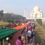 शाहजहां के 371वें उर्स पर ताजमहल में पेश हुई 1720 मीटर लंबी सतरंगी चादर