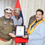बदायूँ एसएसपी ने सेवानिवृत्त पुलिसकर्मियों को शाल,पुष्पाहार से सम्मानित कर विदाई दी