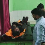 उझानी रेलवे स्टेशन के समीप ट्रेन से गिरकर एक युवक गंभीर रूप से घायल