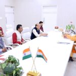 एमएलसी वागीश पाठक ने मुख्यमंत्री से मिलकर बदायूं के विकास कार्यों को पत्र सौंपा