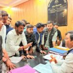 फीस वृद्धि के विरोध में छात्रों का प्रदर्शन, परीक्षा नियंत्रक का घेराव