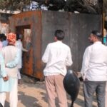 पराग की दुकान खोलने के लिए रखे गए खोखा को नगर पंचायत में जेसीबी से हटाया।