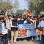 फिल्म “यादव जी की लव स्टोरी” के विरोध में कलेक्ट्रेट पर प्रदर्शन