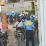 युद्ध की आशंका से पेट्रोल पंपों पर भीड़, लोगों ने टैंक कराए फुल