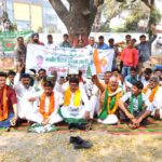 श्मशान भूमि का रास्ता बंद होने के विरोध में किसान भूख हड़ताल पर