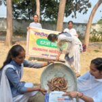 स्वयं सेवकों और स्वयं सेविकाओं ने स्वच्छता अभियान चलाकर ग्रामीणों को जागरूक किया