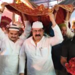 छोटे सरकार के उर्स के मौके पर पूर्व मंत्री आबिद रज़ा ने अपने साथियों के साथ की चादर पोशी।