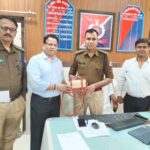 ट्रेन में सफर कर रही महिला का गुम हुए पर्स को रेल कर्मियों ने ढूँढकर लौटाया