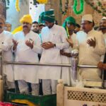 उर्स में बड़े सरकार की दरगाह पर सांसद आदित्य यादव व पूर्व मंत्री आबिद रज़ा ने की गुलपोशी-चादरपोशी।