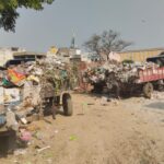नगर पालिका प्रांगण में फिर खड़े हुए कूड़े लदे वाहन