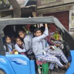 स्कूली बच्चे जोखिम के बीच कर रहे ई-रिक्शे से सफर, जिम्मेदार बेखबर