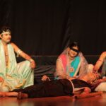 धृतराष्ट्र को देख कर गांधारी ने अपनी बांधी आंखों पर पट्टी