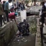 खुले नाले में बाइक सहित गिरा युवक , बड़ा हादसा टला