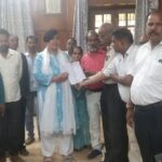 बरेली कॉलेज के कर्मचारियों ने उप प्राचार्य को सौंपा ज्ञापन