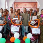 प्रदेश स्तर टॉप करने वाली मेधावी छात्राओं का सम्मान बांटी ई स्कूटी हेलमेट