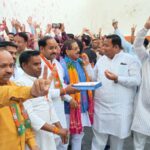 बीजेपी की पश्चिम बंगाल, असम, पुद्दुचेरी में प्रचंड विजय पर आतिशबाजी और बांटी मिठाई