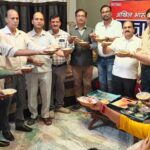 सनातन बोर्ड ने झालमुड़ी खाकर मनाया पश्चिम बंगाल जीत का जश्न