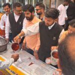 बड़े मंगलवार पर हिंदू-मुस्लिम एकता का संदेश, कचहरी में बांटा शरबत