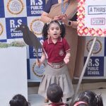 आरएस पब्लिक स्कूल के प्री-प्राइमरी वर्ग में शिक्षिकाओं ने “प्यासा कौआ” कहानी का सुंदर मंचन किया