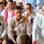 मेंथा प्लांट हादसे में मृत दो भाइयों के परिजनों से मिले सांसद प्रतिनिधि, जताई शोक संवेदना