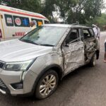 अनियंत्रित रोडवेज बस को बचाने के प्रयास में कार पेड़ से टकराई, दंपति गंभीर रूप से घायल