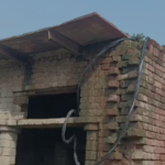 बुधवाई में दो माह से 440 वोल्ट की लाइन छतों और जमीन पर पड़ी, ग्रामीणों ने विद्युत विभाग पर लापरवाही का लगाया आरोप