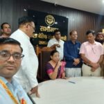 मान्यता प्राप्त विद्यालयों की समस्याओं पर बीएसए को सौंपा चार सूत्रीय ज्ञापन