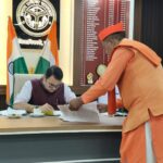 बदायूँ में फुटपाथ पर धार्मिक स्थल के नाम पर अवैध निर्माण हटाने की मांग, हिन्दू महासभा ने डीएम को सौंपा ज्ञापन