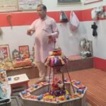 श्रावण मास के प्रथम सोमवार को लिंगेश्वर नाथ महादेव का किया गया विभिन्न आकर्षक फूलों से भव्य दिव्य श्रृंगार