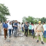 गंगा का जलस्तर घटने पर राहत, डीएम अवनीश राय ने ग्राम जटा पहुंचकर किया स्थलीय निरीक्षण