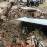 नाला सफाई के नाम पर तोड़फोड़, जेसीबी से दीवार क्षतिग्रस्त