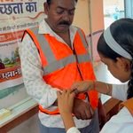 देवनागरी इंटर कॉलेज की छात्राओं ने सफाई कर्मचारियों को राखी बाँधकर मनाया रक्षाबंधन, स्वच्छता का दिया संदेश