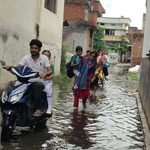 जलभराव में डूबा स्कूल का रास्ता, गंदे पानी से होकर गुजरने को मजबूर विद्यार्थी