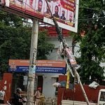 नॉवल्टी चौराहे पर झुककर यूनीपोल पर टिका खंभा, बड़े हादसे का अंदेशा